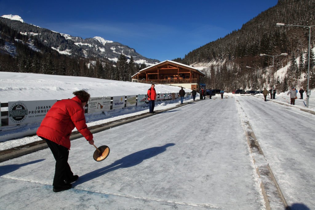 ferienhaus-grabenhaeusl-eisstockschiessen-wintersport-grossarltal